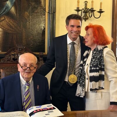 Eintrag ins Goldene Buch (von links): Robert Simon, OB Dr. J&ouml;rg Nigge, Heide Simon.

