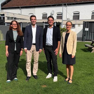 Freuen sich auf die k&uuml;nftige Gestaltung des Kulturzentrums (von links): Kathrin F&uuml;ndeling, Vorsitzende des Aufsichtsrats, OB Dr. J&ouml;rg Nigge, Gesch&auml;ftsf&uuml;hrer Kai Thomsen und Stadtbaur&auml;tin Elena Kuhls.