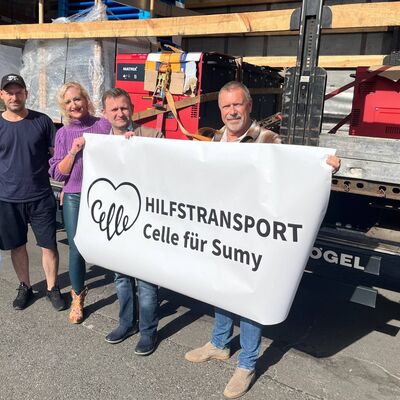 Bild vergr&ouml;&szlig;ern: Sorgten f�r ordnungsgem��e Beladung und Abfahrt: Kashyrets Serhii, Fahrer der ukrainischen Spedition, Nina Erdmann-Jesnitzer, Betreuerin der St�dtepartnerschaft Sumy, �bersetzer Viktor Felda, und Martin Depner, Wirtschaftsclub Celle.