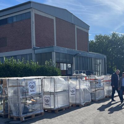 Bild vergr&ouml;&szlig;ern: Diesmal an Bord: Paletten mit M�beln f�r Kitas und Schulen.