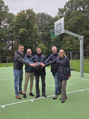 Spiel frei hie&szlig; es am Donnerstag in Thaers Garten (von links): Christoph Schlote, Fachbereichsleiter Bildung und Soziales, Stadtrat Sebastian Stottmeier, OB Dr. J&ouml;rg Nigge, Ulf Pohlmann, Fachbereichsleiter Verkehr und Technische Dienste, und Stadtbaur&auml;tin Elena Kuhls. 