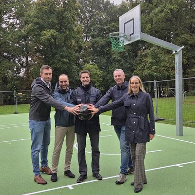 Spiel frei hie&szlig; es am Donnerstag in Thaers Garten (von links): Christoph Schlote, Fachbereichsleiter Bildung und Soziales, Stadtrat Sebastian Stottmeier, OB Dr. J&ouml;rg Nigge, Ulf Pohlmann, Fachbereichsleiter Verkehr und Technische Dienste, und Stadtbaur&auml;tin Elena Kuhls. 