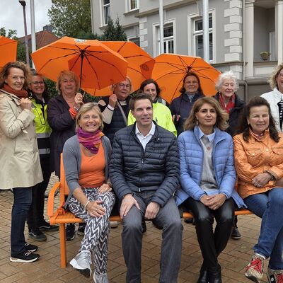 Bild vergr&ouml;&szlig;ern: Niedrigschwelliges Hilfsangebot f�r Frauen in Notsituationen: die orangefarbene Bank mit ihren Initiatorinnen und Initiatoren.