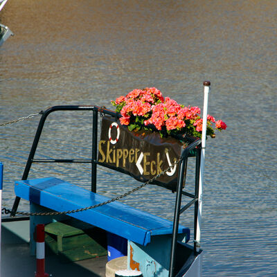 Kleine Sitzbank auf einem Boot