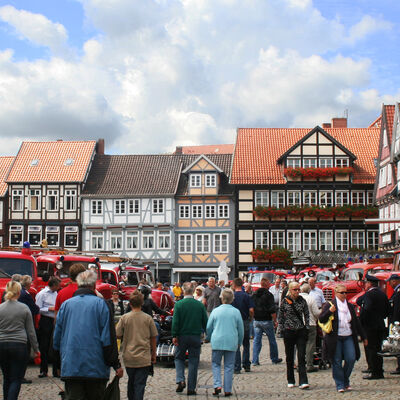Besucher genießen die Oldtimer auf dem Großen Plan in Celle