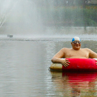 Skulptur "Alltagsmenschen" Mann im Schwimmring im Französischer Garten
