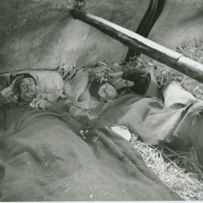 Bild vergrößern: Befreite französische Häftlinge im Pferdestall in der Heide-Kaserne, 12. April 1945.