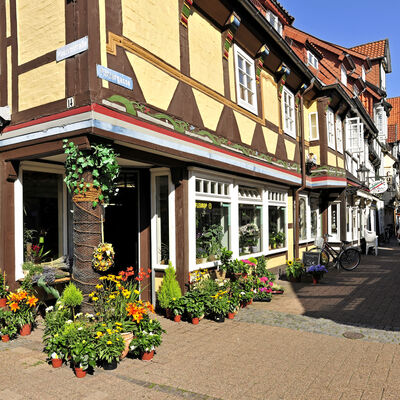 Die Fußgängerzone mit Fachwerkhäusern in Celle bei schönem Wetter