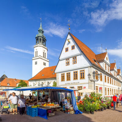 Altes Rathaus und Stadtkirche Celle  mit Wochenmarkt